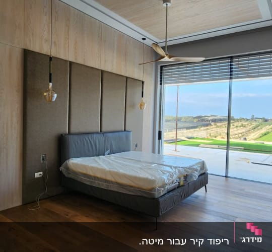ריפוד קיר עבור מיטה. 